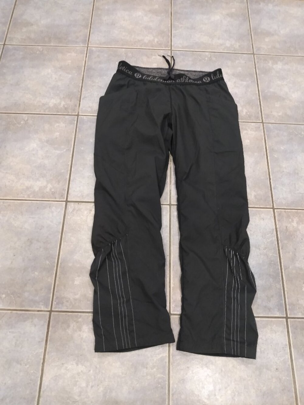Women's lululemon Athletica Windbreaker Pants Size 8 Black Athletic Jogger
